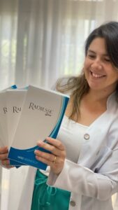Dra. Angie Ferreira, especialista em preenchimento mostrando o produto Radiesse®.