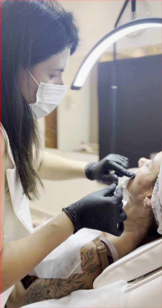 Dra Angie aplicando botox facial em paciente na clínica Espaço Corpo, em Barão Geraldo, Campinas