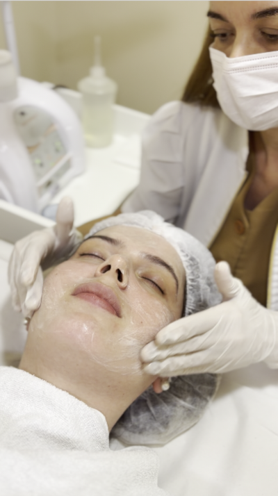 Limpeza de Pele Profunda - Esfoliação Paciente fazendo Limpeza de Pele Profunda no Espaço Corpo